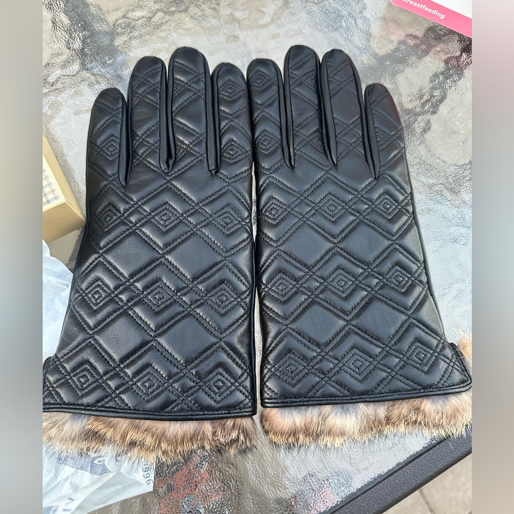 Vikideer black quilted leather gloves featuring a luxurious fur trim. Size M